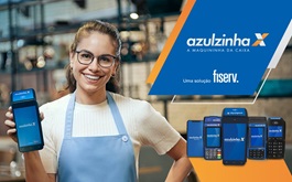 Logo da azulzinha, uma mulher ao lado das maquininhas da CAIXA.